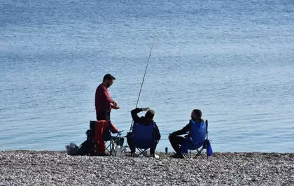 Antalya'da güneşli havayı fırsat bilenler sahillerde yoğunluk oluşturdu