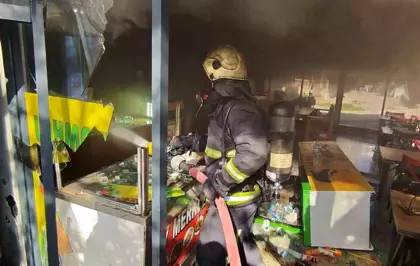 Antalya'da işyerini kendini kilitleyip yangın çıkaran pideci, camları kırıp içeriye giren itfaiye ekiplerince baygın bulundu