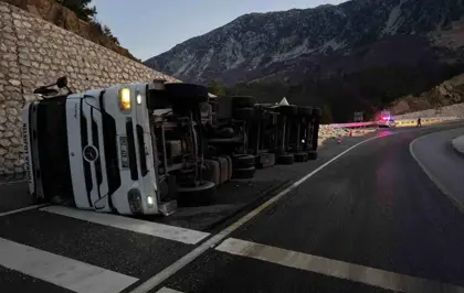 Karayolunda yem yüklü tır devrildi: 2 yaralı