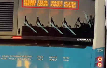 Otobüsün arkasına tutunan çocuklara şoförden LED'li uyarı