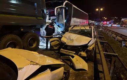 Anadolu Otoyolu'nun Sakarya geçişinde kaza nedeniyle Ankara istikameti trafiğe kapandı