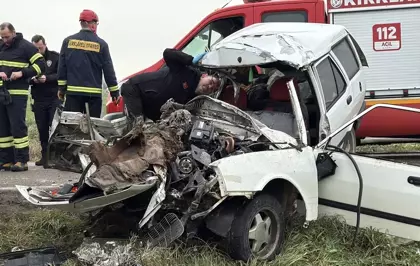 Kırklareli'nde kamyon ile otomobilin çarpıştığı kazada 1 kişi öldü, 1 kişi yaralandı