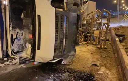 Siirt'te kamyonet ile hafif ticari aracın çarpıştığı kazada 4 kişi yaralandı