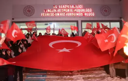 Terör örgütü YPG/SDG yandaşlarının Türk bayrağına saldırısına Elazığ'daki üniversitelilerden tepki