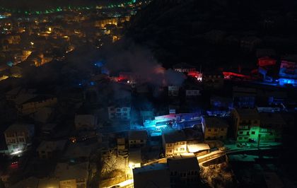 Kastamonu'da tarihi konakta çıkan yangın iki eve sıçradı