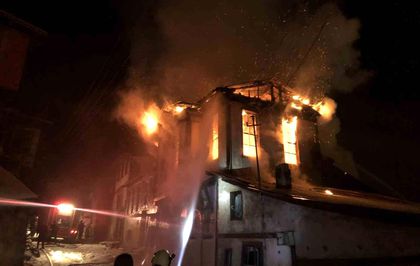 Kastamonu'da üç katlı tarihi konak yangında küle döndü