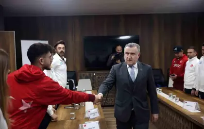 Bakan Bak 2026 Kış Olimpiyatları'na katılacak milli sporcuları kabul etti