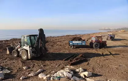 Akdeniz Belediyesi ekipleri Millet Bahçesi'nin sahilini temizledi