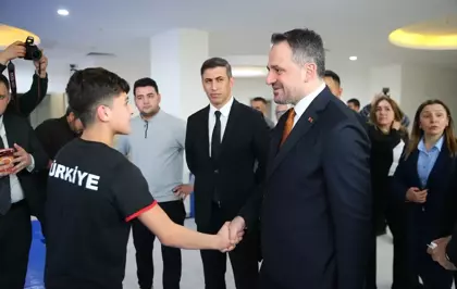Gençlik ve Spor Bakan Yardımcısı Eminoğlu, Adana'da gençlerle bir araya geldi Açıklaması