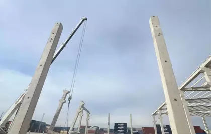 Mersin'de inşaat şantiyesinde beton blokların devrilmesi sonucu 2'si ağır 3 kişi yaralandı