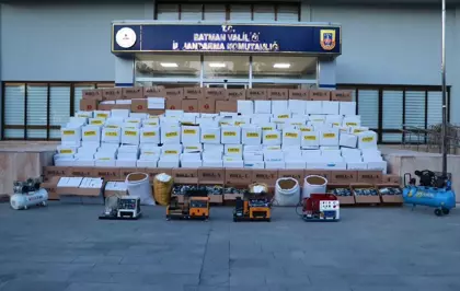 Batman'da kaçak sigara üretimi yapılan depoya düzenlenen operasyonda 2 şüpheli yakalandı