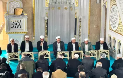 Hakkari'de deprem şehitleri dualarla anıldı