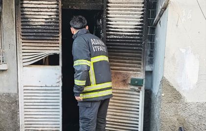 Adana'da iki katlı binada çıkan yangında bir kişi yaralandı