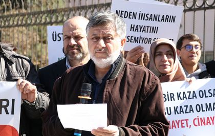 Adana'da yıkılan üst geçidin yerine yenisinin yapılmasını isteyen vatandaşlar eylem yaptı