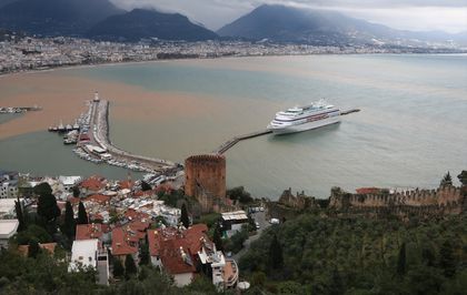 Alanya'da sağanak sonrası denizin rengi değişti