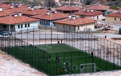 Bakan Kurum, Adıyaman'ın Zey köyünde halı sahaya kavuşan çocukları paylaştı