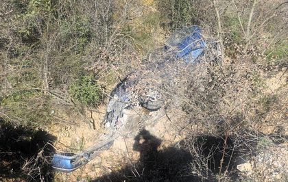 Bilecik'te dereye devrilen otomobil sürücüsü yaralandı