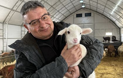 Çadır ağıl desteğiyle büyüttüğü işinde küçükbaş hayvan sayısını artırdı