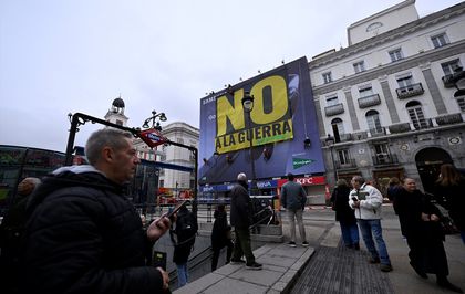 Çevre örgütü Greenpeace Madrid'in merkezinde ''Savaşa hayır'' pankartı açtı