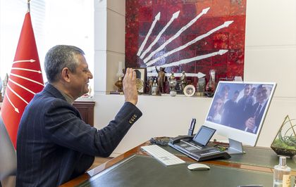 CHP Genel Başkanı Özel, fırtınada Atatürk büstünü koruyan Adanalı gençlerle görüntülü konuştu