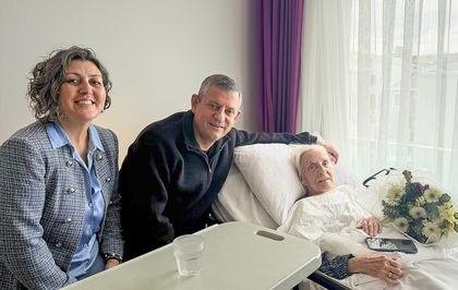 CHP Genel Başkanı Özel, ilkokul öğretmenini ziyaret etti