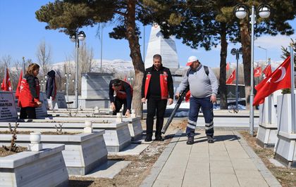 Erzincan'da şehit mezarlarında bakım ve onarım çalışması yapıldı