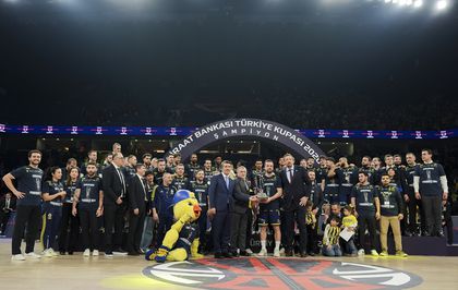 Fenerbahçe Beko kupasını aldı