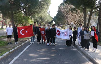 İKÇÜ'lü öğrenciler, su krizine dikkati çekmek için farkındalık koşusu düzenledi