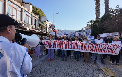 İzmir'de denize dip çamuru dökülmesi protesto edildi