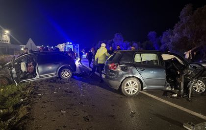 İzmir'de iki otomobilin çarpışması sonucu 4 kişi yaralandı