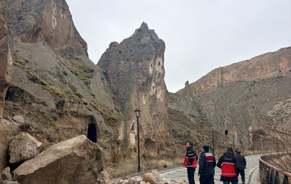 Kayseri'deki Soğanlı Vadisi'nde kaya kopması yaşanan alanda çalışma başlatıldı
