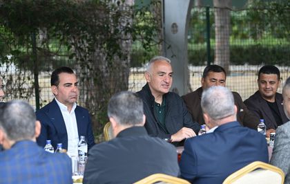 Kültür ve Turizm Bakanı Ersoy, Antalya Belek'te taksicilerle bayramlaştı