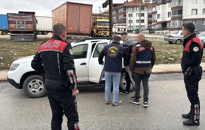 Kütahya'da 2 grup arasında çıkan kavgada 2 kişi silahla yaralandı