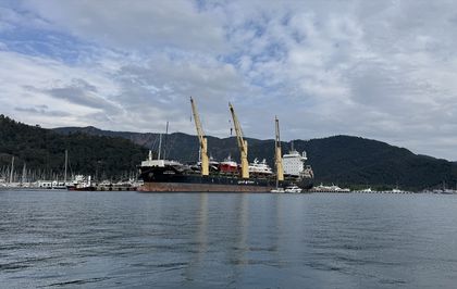 Marmaris'e kargo gemisiyle lüks motor yatlar getirildi