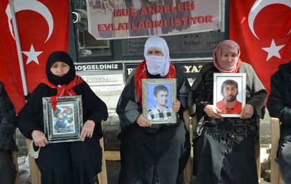 Muş'ta aileler DEM Parti önündeki eylemlerine devam ediyor
