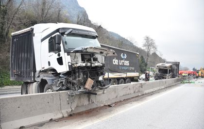Sakarya'da 3 aracın karıştığı trafik kazasında 2 kişi yaralandı