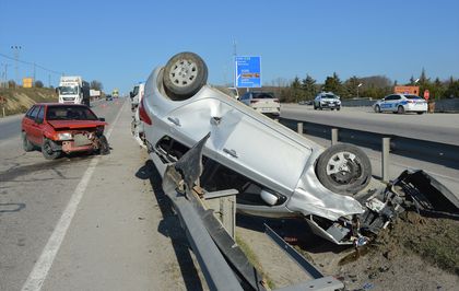 Samsun'da iki otomobilin çarpıştığı kazada 3 kişi yaralandı