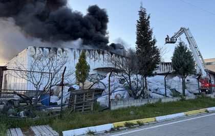 Tire'de organize sanayi bölgesindeki depoda çıkan yangın kontrol altına alındı