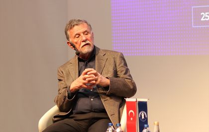 Türkiye Bilişim Vakfı Başkanı Eczacıbaşı, İzmir'de Dönüşüm Sahnesi'ne katıldı