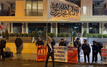 Üsküdar'da mahalle sakinlerinin McDonald's protestosu sürüyor
