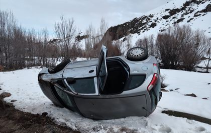 Van'da şarampole devrilen otomobildeki 3 kişi yaralandı
