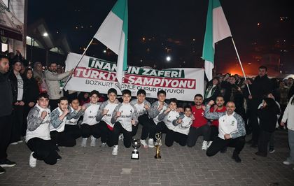 Voleybolda Türkiye şampiyonu olan öğrenciler Bozkurt ilçesinde coşkuyla karşılandı