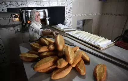 Yaylanın dumanı tüten tek fırınında ekmekler kadın ustadan