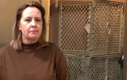 İnfial yaratan olay! Evlat edindiği 2 çocuğu kafese kapatıp yıllarca şiddet uyguladı