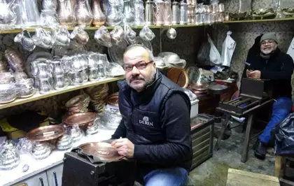 Meslektaş dayı yeğen 44 yıldır birlikte bakır işliyor