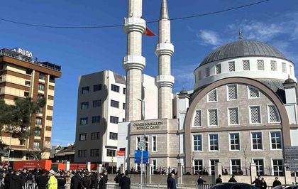 Cumhurbaşkanı Erdoğan, cuma namazını Ataşehir'de eda etti