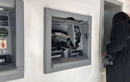 Ne yaptıysa olmadı, para çekemeyince ATM'ye saldırdı