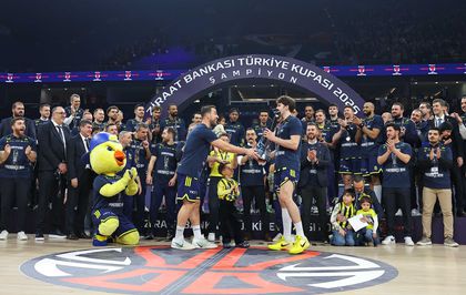Fenerbahçe Beko kupasını aldı / Fotoğraf eklendi