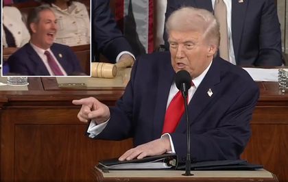 Trump parmağıyla gösterip hedef aldı: Bu insanlar deli, gerçekten deli