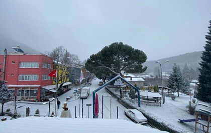 İzmir'in yüksek kesimleri beyaza büründü